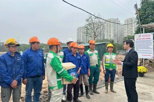 Động viên, tặng quà công nhân thi công xuyên Tết tại Thủ đô 