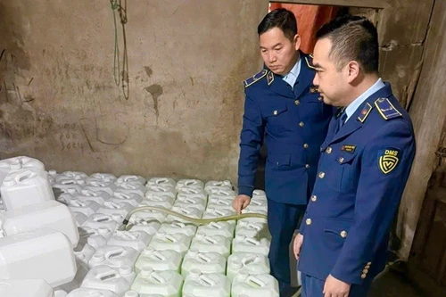 Tạm giữ gần 900 lít rượu hương cốm không rõ nguồn gốc