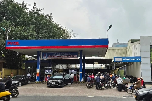 "Chi đậm" quỹ bình ổn, giá xăng tăng hơn 2.000 đồng/lít