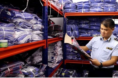 Kiểm tra điểm chứa gần 6.500 bộ quần áo nghi giả nhãn hiệu bán trên thương mại điện tử 