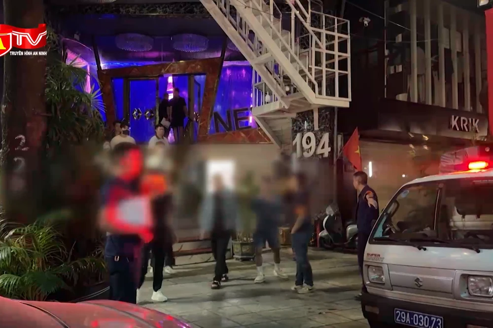 Đột kích cơ sở karaoke tổ chức sử dụng bóng cười và múa thoát y