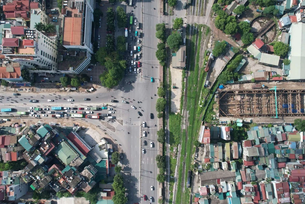 Thu gọn rào chắn nút Kim Đồng- Giải Phóng để triển khai dự án đường vành đai 2,5