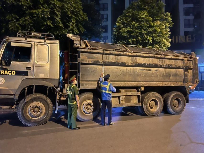 Khai thác dữ liệu từ camera AI để phát hiện các xe chở vật liệu rơi vãi gây ô nhiễm môi trường