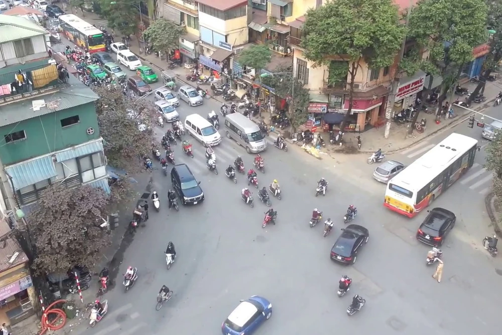 Xe taxi, xe hợp đồng bị cấm chạy một chiều giờ cao điểm trên phố Khâm Thiên từ 14-2