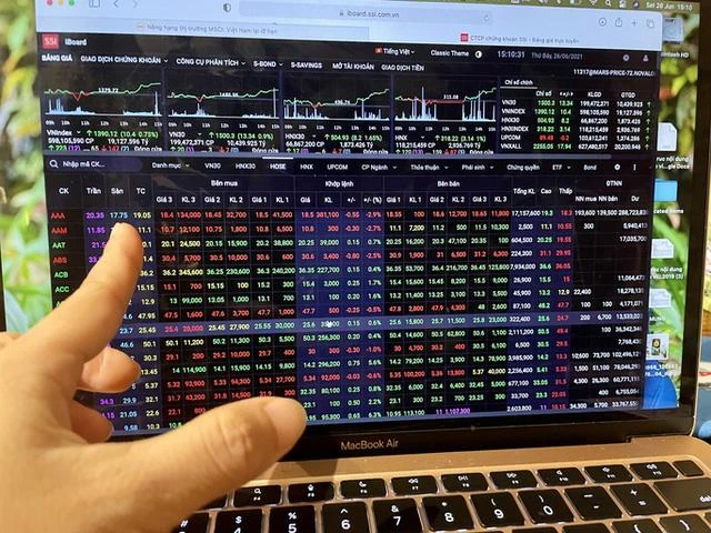 Chứng khoán chìm trong sắc đỏ, VN-Index giảm hơn 51 điểm