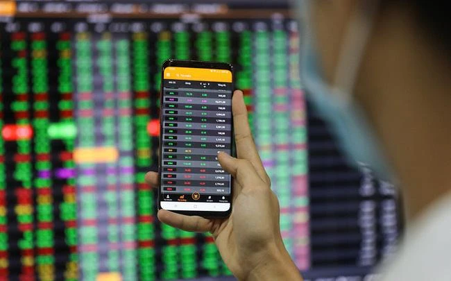 Áp lực bán diện rộng, VN-Index lùi xuống dưới 1.700 điểm