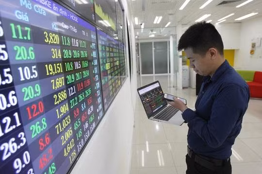 Diễn biến nóng cổ phiếu PNJ: Kỷ lục hơn 41,3 triệu đơn vị sang tay nhưng vẫn chưa thoát giá sàn