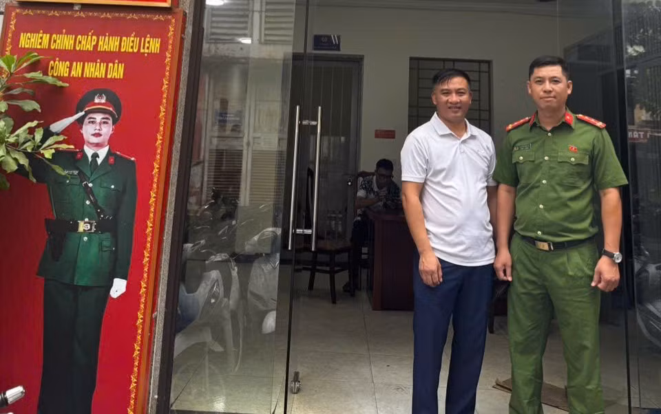 Công an phường Bạch Mai giúp người dân nhận lại 950 triệu đồng do chuyển khoản nhầm