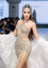 hoa-hau-le-hoang-phuong-xuat-hien-tua-nu-than-tai-phan-ket-cuoi-show-dien.jpg