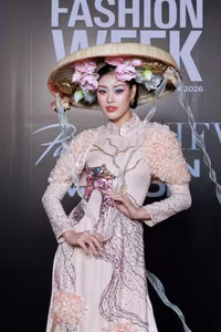 hoa-hau-khanh-van-trong-ta-ao-dai-den-tu-ntk-dang-trong-minh-chau-ket-hop-cung-non-quai-thau-mang-dam-van-hoa-viet-nam-tai-tham-do-ngay-2-avifw-mua-thu-21.jpg