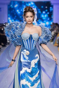 hoa-hau-ngoc-chau-voi-than-thai-tu-tin-catwalk-trong-show-dien-cua-ntk-dang-trong-minh-chau-tai-d2-avifw-2026.jpg