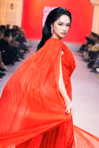 hoa-hau-huong-giang-xuat-hien-o-vi-tri-vedette-trong-bo-vay-do-ruc-khep-lai-tron-ven-bst-awakened-glow-cua-thuong-hieu-cem-1.jpg