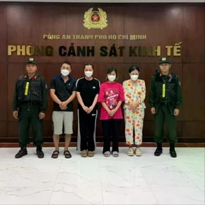 Tin Podcast ngày 9-2-2026: Khởi tố 4 đối tượng bán ra thị trường hơn 10.000 chai nước hoa giả