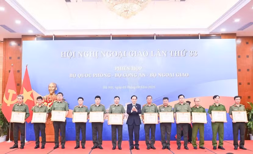 Bộ trưởng Ngoại giao Lê Hoài Trung trao bằng khen tặng các tập thể của Bộ Công an.