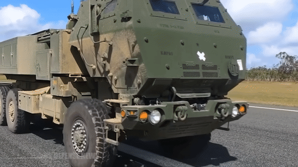 Khoảnh khắc loạt đạn chùm từ tên lửa ATACMS rơi xuống bãi biển Crimea đông người