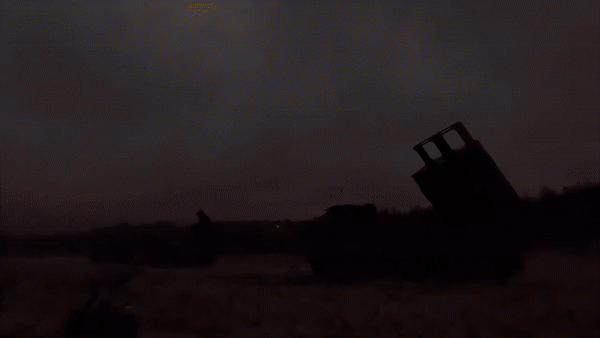 Khoảnh khắc loạt đạn chùm từ tên lửa ATACMS rơi xuống bãi biển Crimea đông người