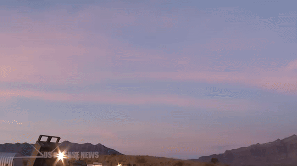 Khoảnh khắc loạt đạn chùm từ tên lửa ATACMS rơi xuống bãi biển Crimea đông người