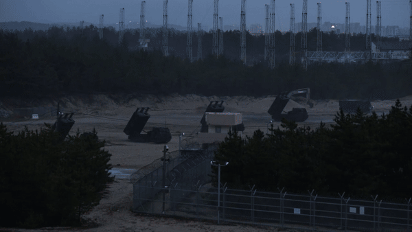 Khoảnh khắc loạt đạn chùm từ tên lửa ATACMS rơi xuống bãi biển Crimea đông người