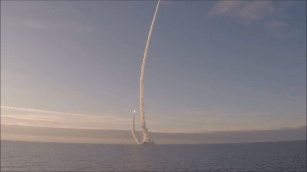 Tàu ngầm nguyên tử Nga phóng thử tên lửa đạn đạo hạt nhân Bulava tầm bắn hơn 9.000 km