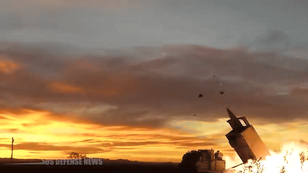 Khoảnh khắc loạt đạn chùm từ tên lửa ATACMS rơi xuống bãi biển Crimea đông người