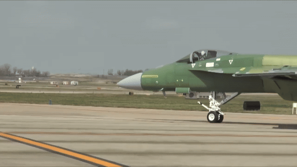 F/A-18E/F Super Hornet là loại máy bay tiêm kích hoạt động trên tàu sân bay, bắt đầu biên chế cho Hải quân Hoa Kỳ vào năm 1999.