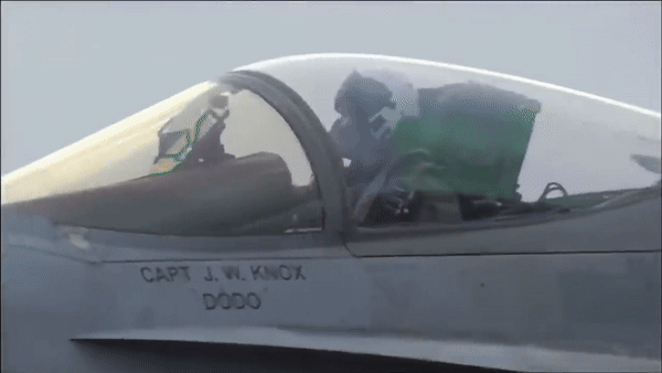 Máy bay cũng được trang bị hệ thống đối kháng tổng hợp (IDECM) gồm hệ thống phòng vệ chống tên lửa, có khả năng phóng mồi bẫy ALE-47, ALE-50; radar cảnh báo AN/ALR67V3 và hệ thống gây nhiễu ALQ-65 hoặc ALQ-71; hệ thống thông tin số liệu chuẩn Link 16…