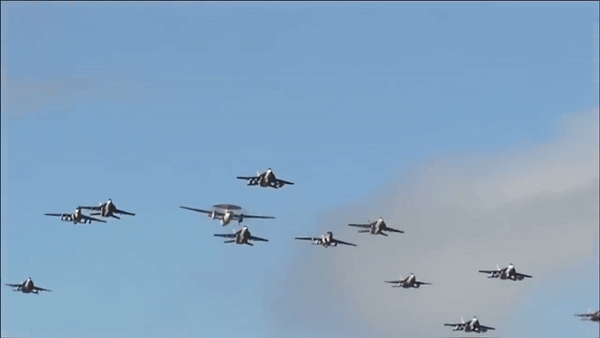 Tiêm kích hạm này được Hải quân Mỹ đặt mua của hãng McDonnell Douglas vào năm 1992, nó bay lần đầu tiên vào tháng 11 năm 1995, hạ cánh lần đầu tiên trên tàu sân bay vào năm 1997.