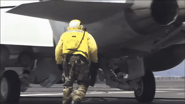 Trọng lượng cất cánh tối đa của F/A-18 Super Hornet lên tới 30 tấn.