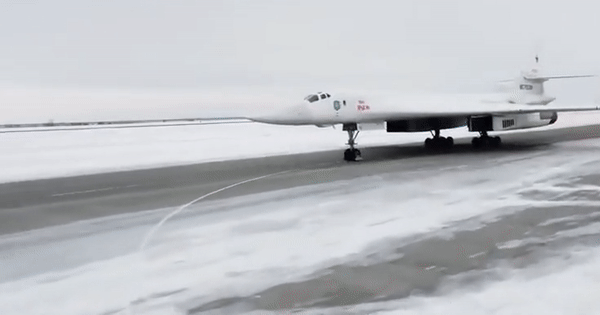 Quyết định hiếm thấy của Nga khi dùng 'thiên nga trắng' Tu-160 tập kích Ukraine
