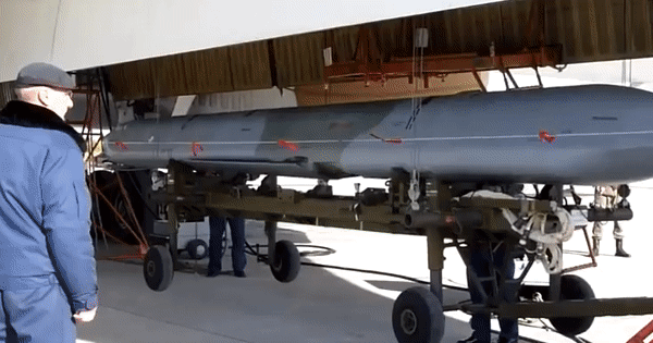 Quyết định hiếm thấy của Nga khi dùng 'thiên nga trắng' Tu-160 tập kích Ukraine