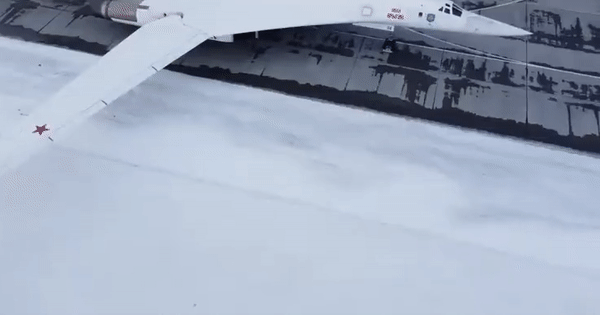 Quyết định hiếm thấy của Nga khi dùng 'thiên nga trắng' Tu-160 tập kích Ukraine