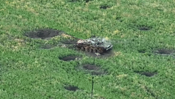 Nổ kho đạn, xe tăng T-80BV bị phá hủy hoàn toàn tại chiến trường Ukraine