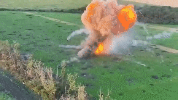 Nổ kho đạn, xe tăng T-80BV bị phá hủy hoàn toàn tại chiến trường Ukraine