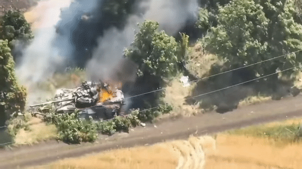 Nổ kho đạn, xe tăng T-80BV bị phá hủy hoàn toàn tại chiến trường Ukraine