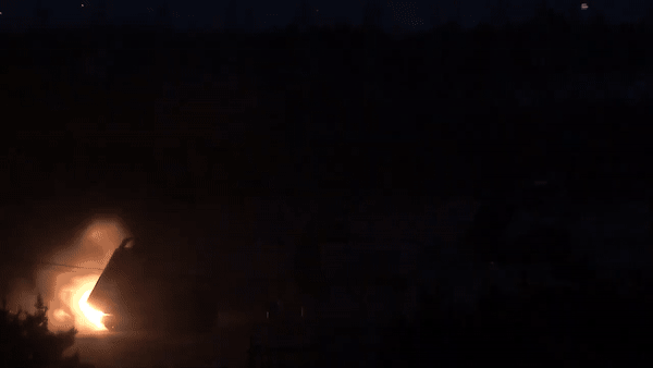 Khoảnh khắc loạt đạn chùm từ tên lửa ATACMS rơi xuống bãi biển Crimea đông người