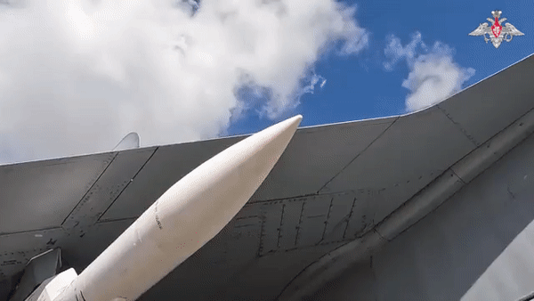 Tiêm kích MiG-31 Nga bốc cháy và lao xuống đất