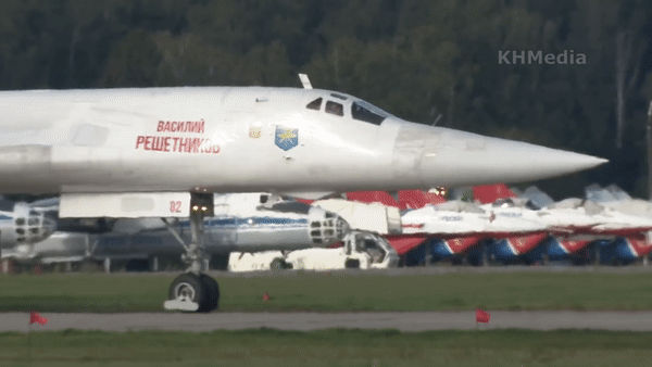 Tổng thống Putin bay trên máy bay ném bom chiến lược Tu-160M
