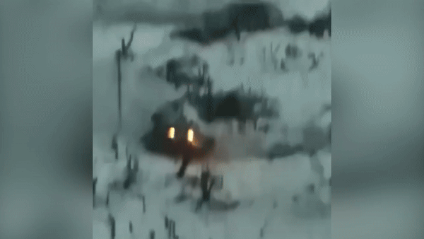 Pháo 25mm trên xe M2A2 Bradley bắn vào xe tăng T-90M của Nga, khiến nó mất khả năng chiến đấu và đâm vào gốc cây.