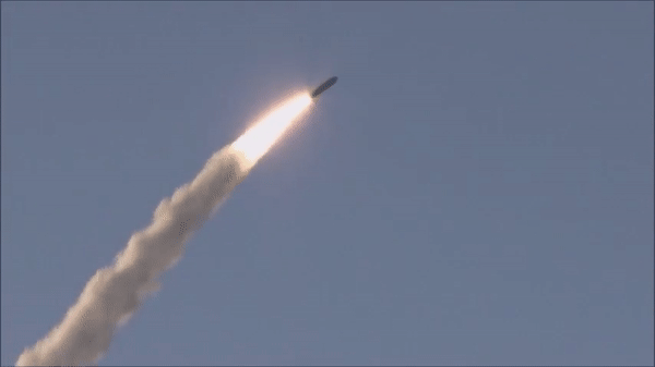 Tàu ngầm nguyên tử Nga phóng thử tên lửa đạn đạo hạt nhân Bulava tầm bắn hơn 9.000 km