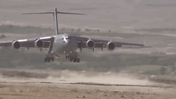 Máy vay vận tải C-17 có thể hạ cánh ở đường băng không tiêu chuẩn