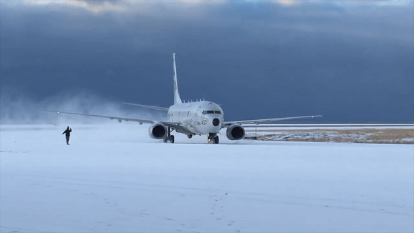 Tiêm kích đánh chặn MiG-31 Nga buộc 'thần biển' P-8A Mỹ phải đổi hướng bay