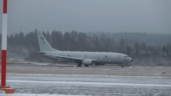 Tiêm kích đánh chặn MiG-31 Nga buộc 'thần biển' P-8A Mỹ phải đổi hướng bay