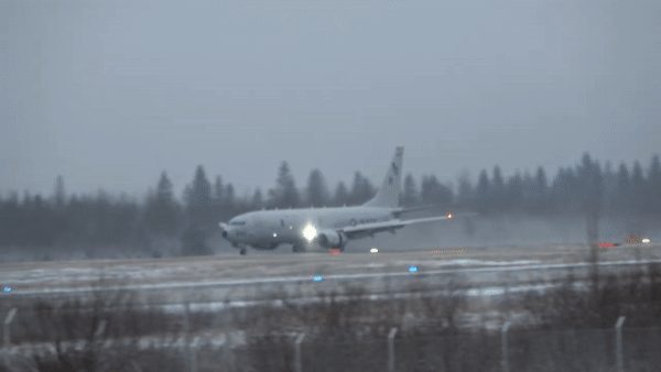 Tiêm kích đánh chặn MiG-31 Nga buộc 'thần biển' P-8A Mỹ phải đổi hướng bay