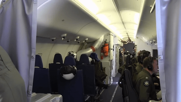 Tiêm kích đánh chặn MiG-31 Nga buộc 'thần biển' P-8A Mỹ phải đổi hướng bay