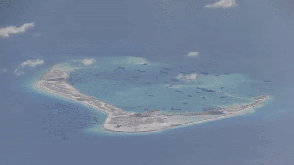 Tiêm kích đánh chặn MiG-31 Nga buộc 'thần biển' P-8A Mỹ phải đổi hướng bay