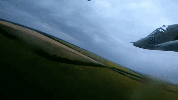 Su-25 Ukraine tung đòn không kích nhắm vào quân Nga trên chiến trường