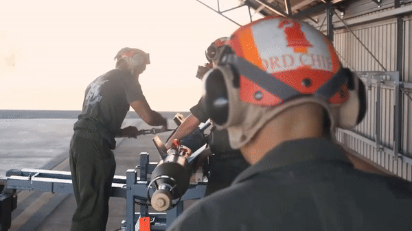 Mỹ gặp khó khăn trong việc tìm xác máy bay vì... F-35B tàng hình quá tốt