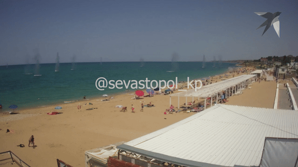 Khoảnh khắc loạt đạn chùm từ tên lửa ATACMS rơi xuống bãi biển Crimea đông người