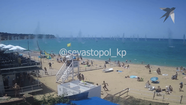 Khoảnh khắc loạt đạn chùm từ tên lửa ATACMS rơi xuống bãi biển Crimea đông người