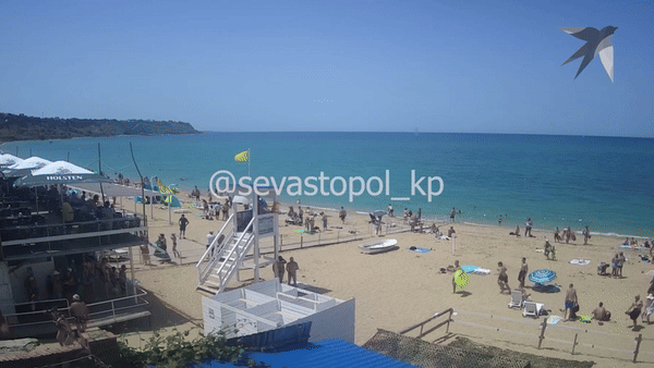 Khoảnh khắc loạt đạn chùm từ tên lửa ATACMS rơi xuống bãi biển Crimea đông người